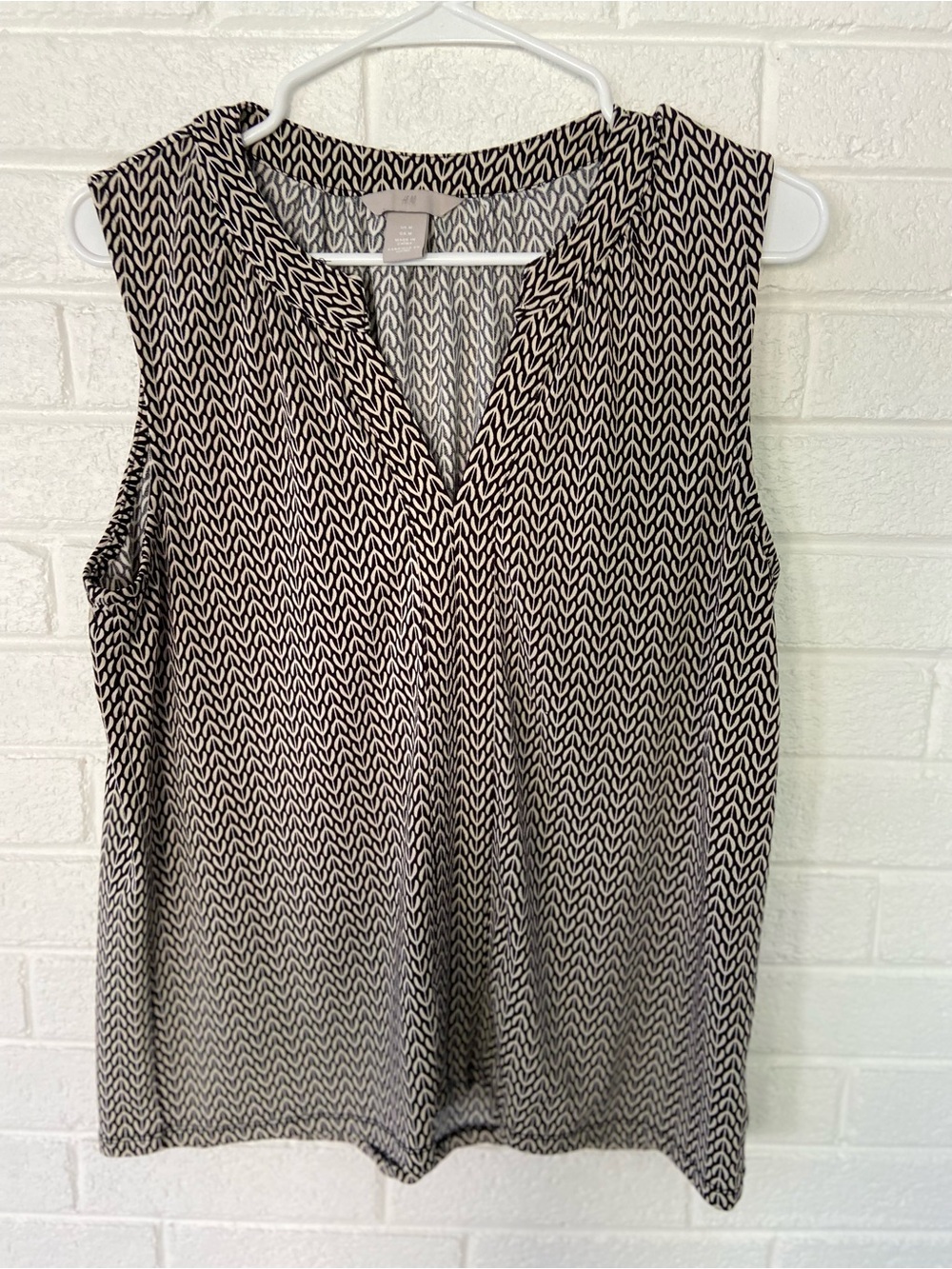 H&Medium Women's Geometric V-Neck Blouse Size Medium